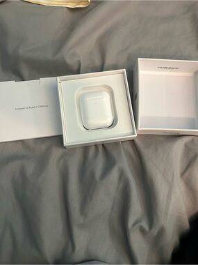 Apple White Wireless Earbuds with Charging Case